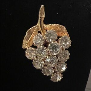 VINTAGE JEWELRY - 1960s Grapes White Rhinestone Crystal Gold Plated Brooch Pin